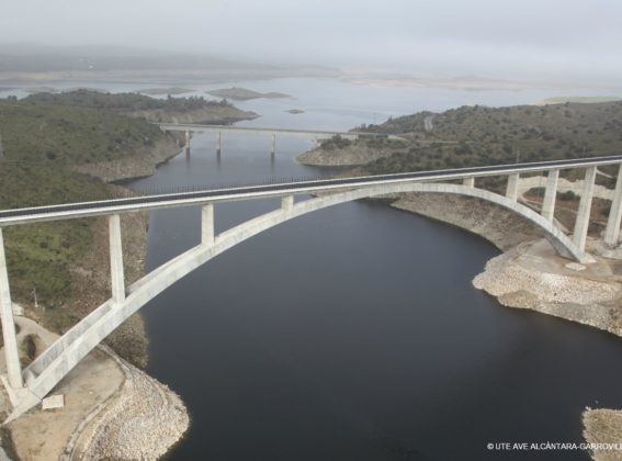 Viaducto sobre el Río Almonte