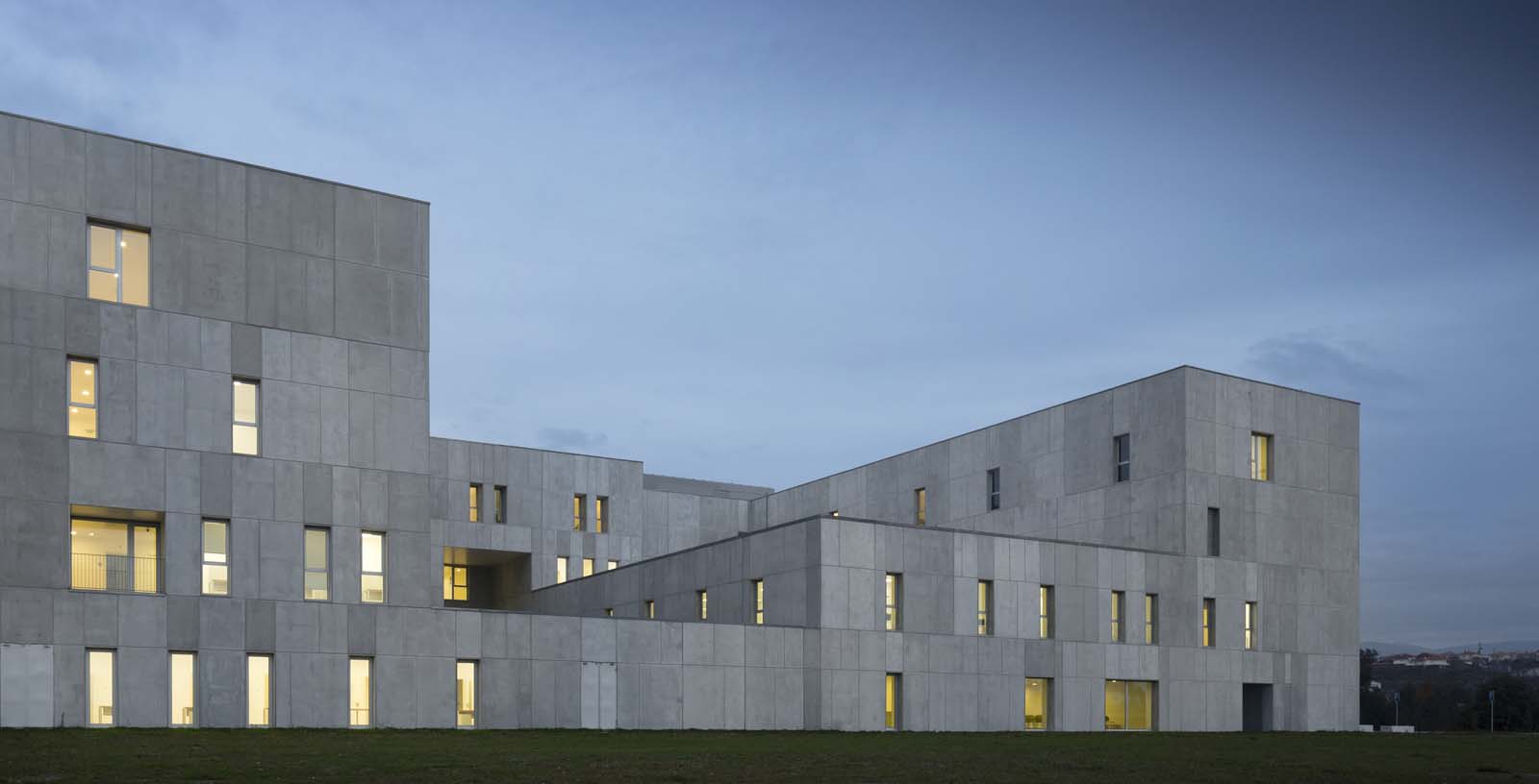 Amarante_Hospital_01_Architecture_IDOM_photos_Fernando_Guerra