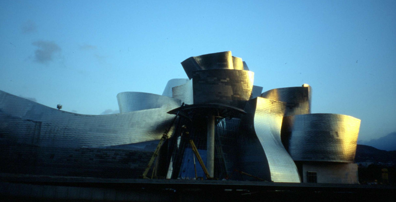 Guggenheim_Museum_Bilbao_01_Building_Idom