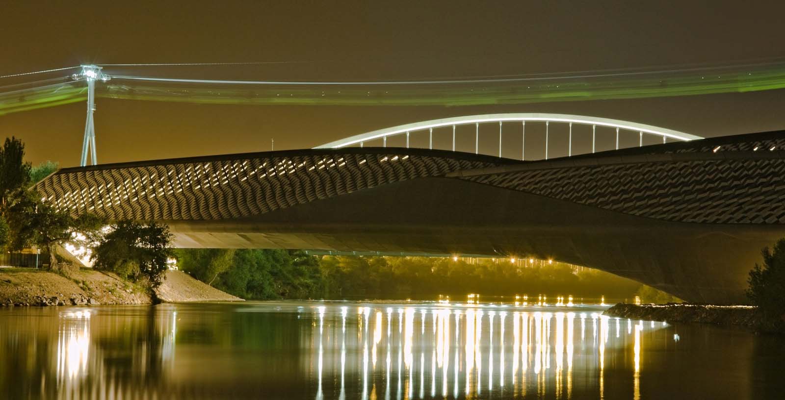 Zaha_Hadid_Bridge_Expo_Zaragoza_01_Building_Idom__Antonio_Ramos_-_www.photaki.es