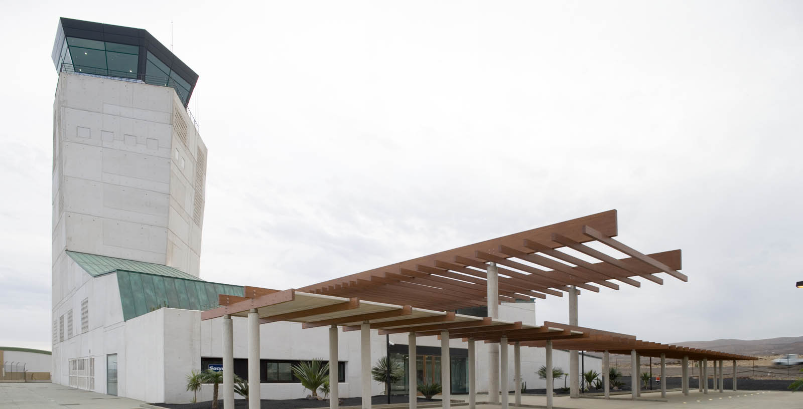 control-tower-fuerteventura-airport-03-Architecture-IDOM-copyright-Miguel_de_Guzman