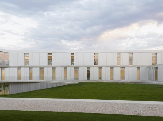 El edificio de Servicios Generales de la Universidad San Jorge en «El País»