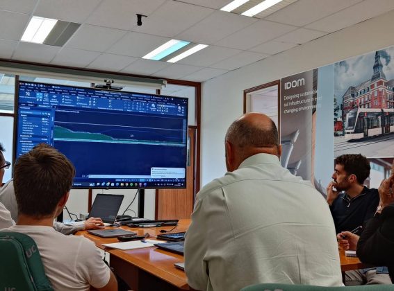 Estudiantes de la Escuela de Caminos de la UC trabajan en proyectos innovadores en el Aula IDOM