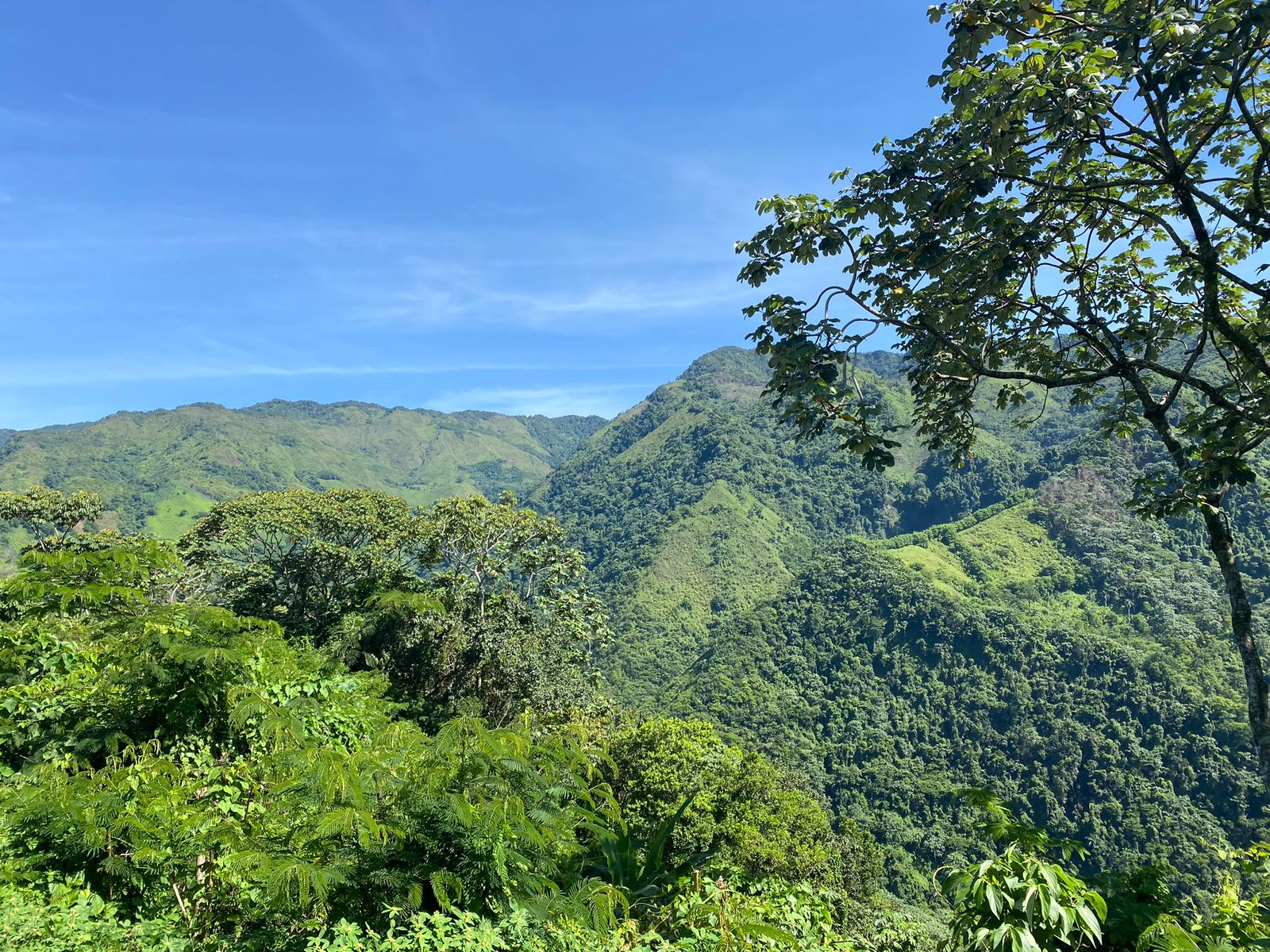 Cueca Yuna Rep. Dominicana_paisaje montañas