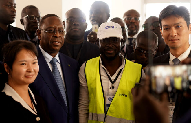 El ex-presidente de Senegal felicita a IDOM por el parque tecnológico de Diamniadio