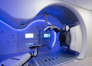 protección radiológica protonterapia. Cabezal de Gantry en sala de protonterapia. Imagen © Jorge Allende